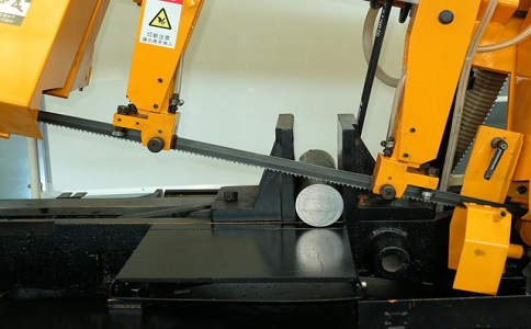 天河数控带锯床自动送料精度会出现偏差吗？