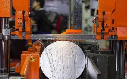 天河立式金属带锯床切削出现跑带故障解决方法！